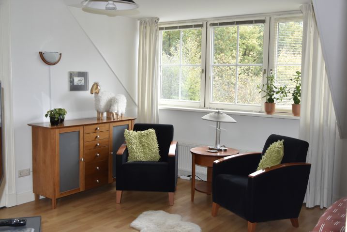 living met slaap gedeelte, uitzicht in de boomgaard.